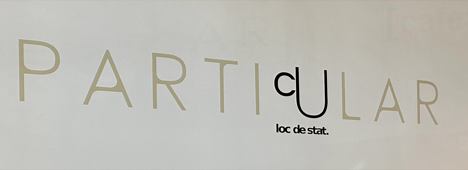 Numele PARTIcULAR și „loc de stat.” scrise pe peretele cafenelei